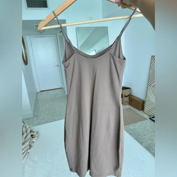 Aritzia dresses HAUL - Picture 2 of 12